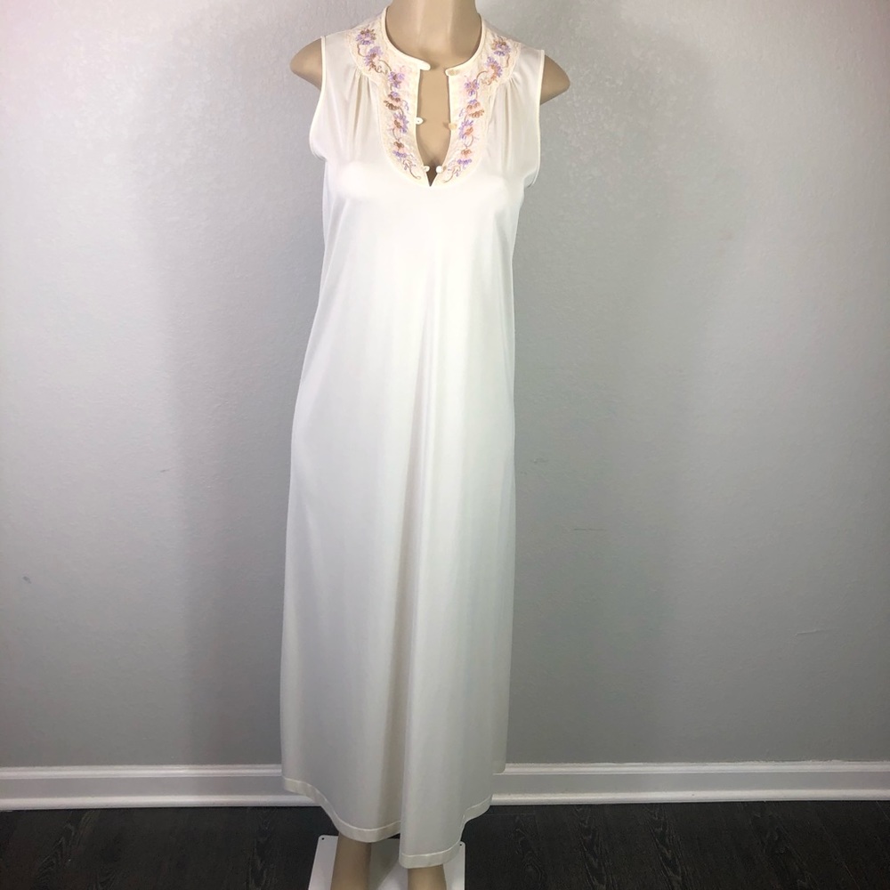 Vintage 1960’s Embroidered Nightgown